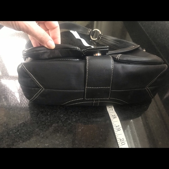COACH 👆👜 Hamptons Leather with lots of Silver hardware EUC - Picture 6 of 8